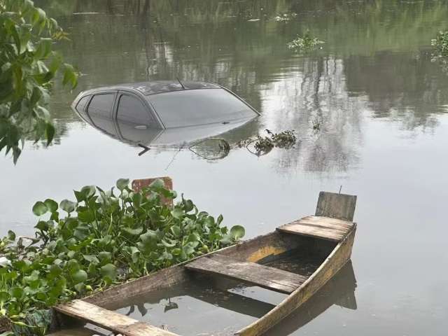 Carro é arrastado para dentro de rio e ruas ficam alagadas durante fortes chuvas em Mossoró