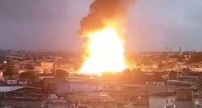Depósito de gás explode e chamas destroem caminhões