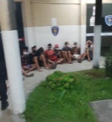 Aglomeração em casa de show não pode, mas na delegacia sim