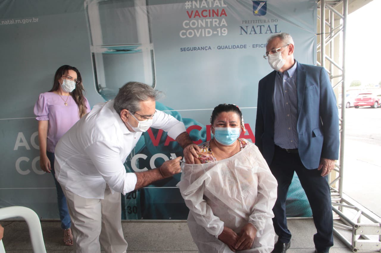 Prefeito aplica primeira vacina em Natal