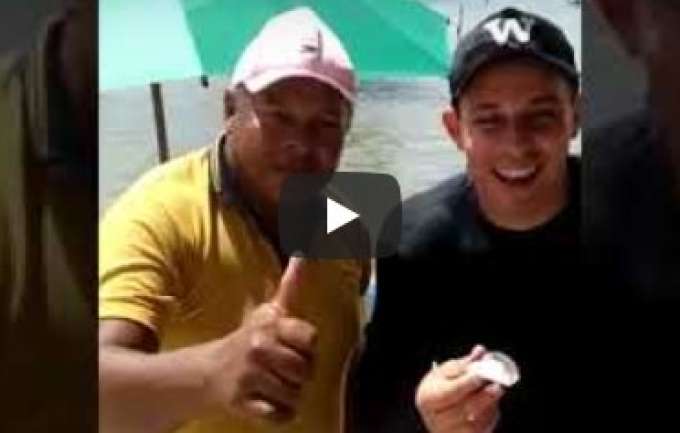 [VIDEO] Prefeito do RN zomba da Justiça e come ostra mesmo tendo contra ele um mandado de prisão