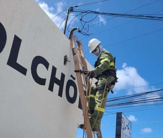 Neoenergia Cosern desativa “gato” de energia em loja de colchões de Parnamirim