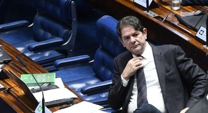 Absurdo: Cid Gomes paga R$ 54 mil para fretar avião e quer que o Senado pague a conta