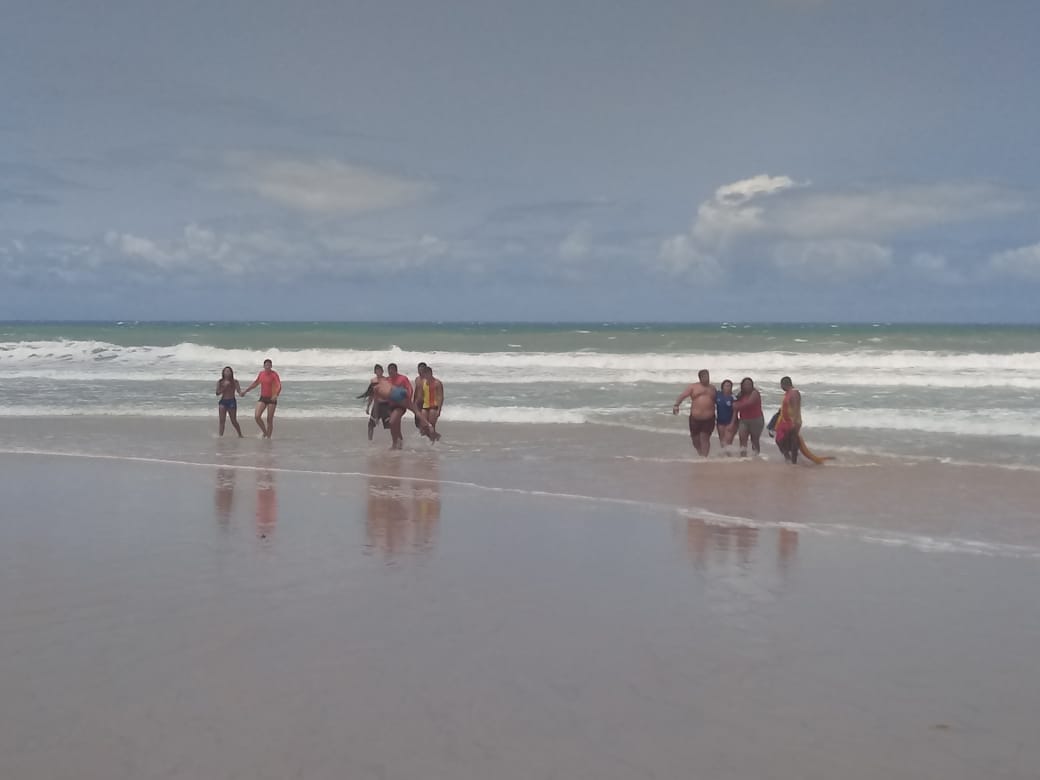 Nove pessoas de uma mesma família são resgatadas após ocorrência de afogamento na praia de Búzios