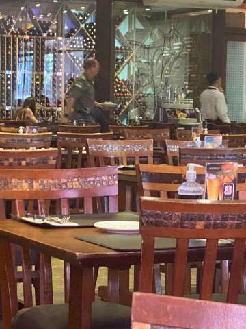 Alarico e PMs invadem a churrascaria Sal e Brasa
