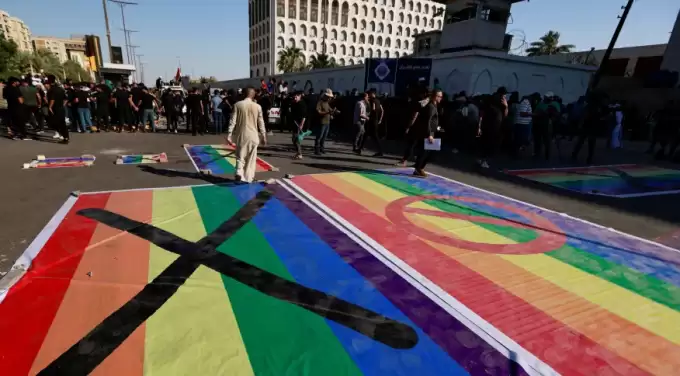 País proíbe imprensa de usar a palavra “homossexualidade” e obriga o termo “desvio sexual”