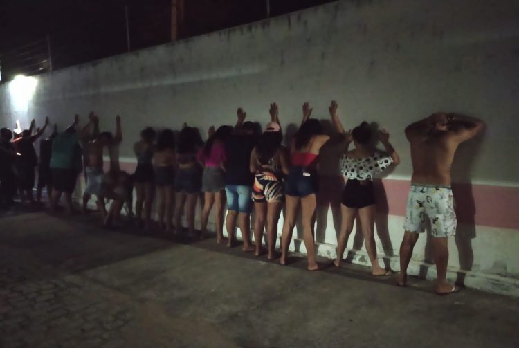 Farra em motel com adolescentes e bebida alcoólica termina na delegacia