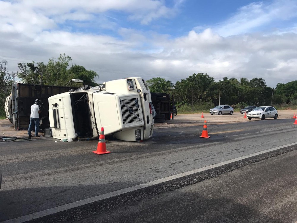 Carreta carregada de mangas tomba na BR-304 na Grande Natal