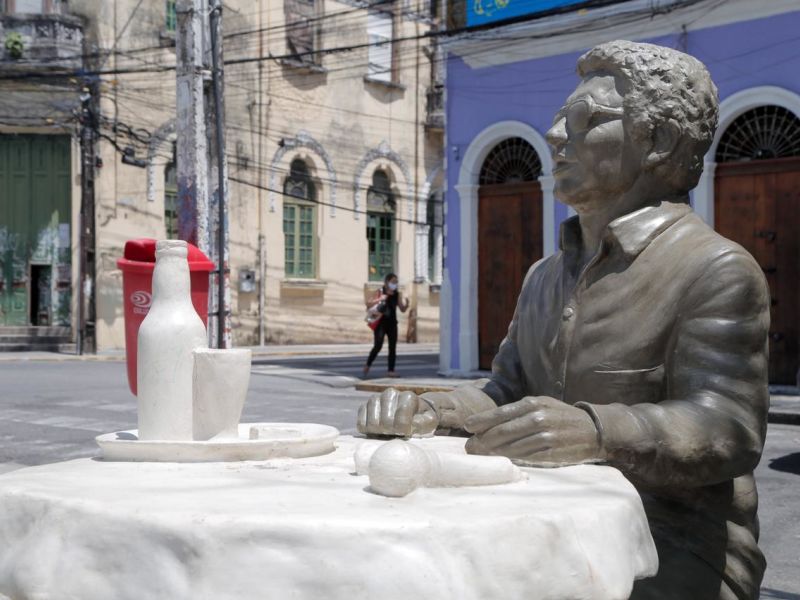 Entregue há menos de 20 dias, estátua de Reginaldo Rossi é alvo de vandalismo