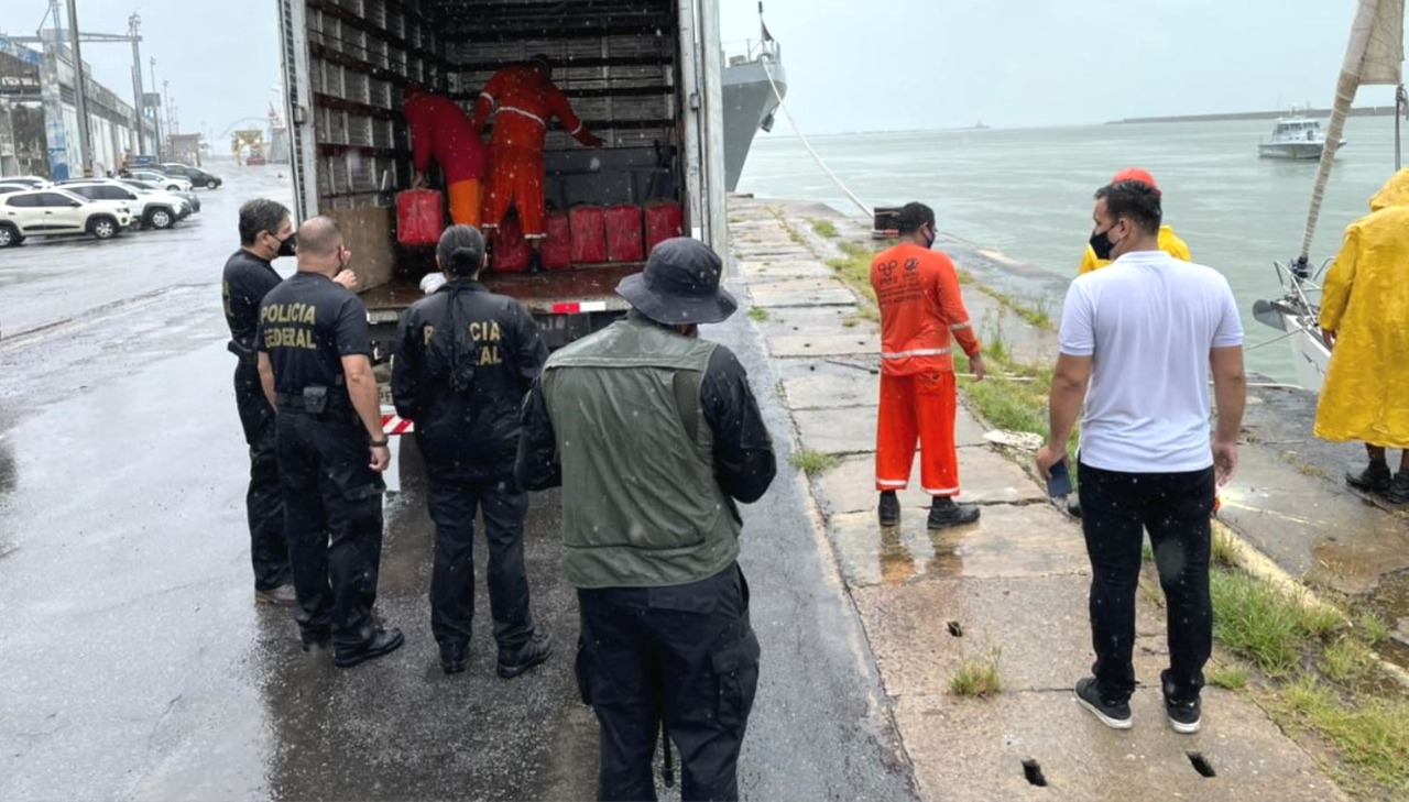 PF e Marinha do Brasil apreendem em alto-mar veleiro carregado com 4,3 toneladas de haxixe