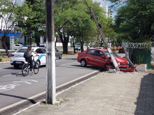 Carro colide contra poste na Avenida Hermes da Fonseca
