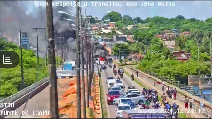 Urgente: Protesto incendeia ônibus e trava trânsito na Ponte de Igapó