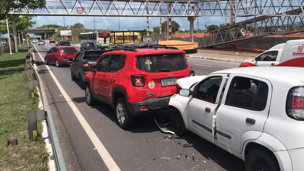 Engavetamento com cinco carros deixou trânsito lento na BR-101