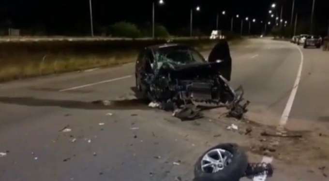 Mulher bate o carro em poste após desviar de animal no prolongamento da Prudente