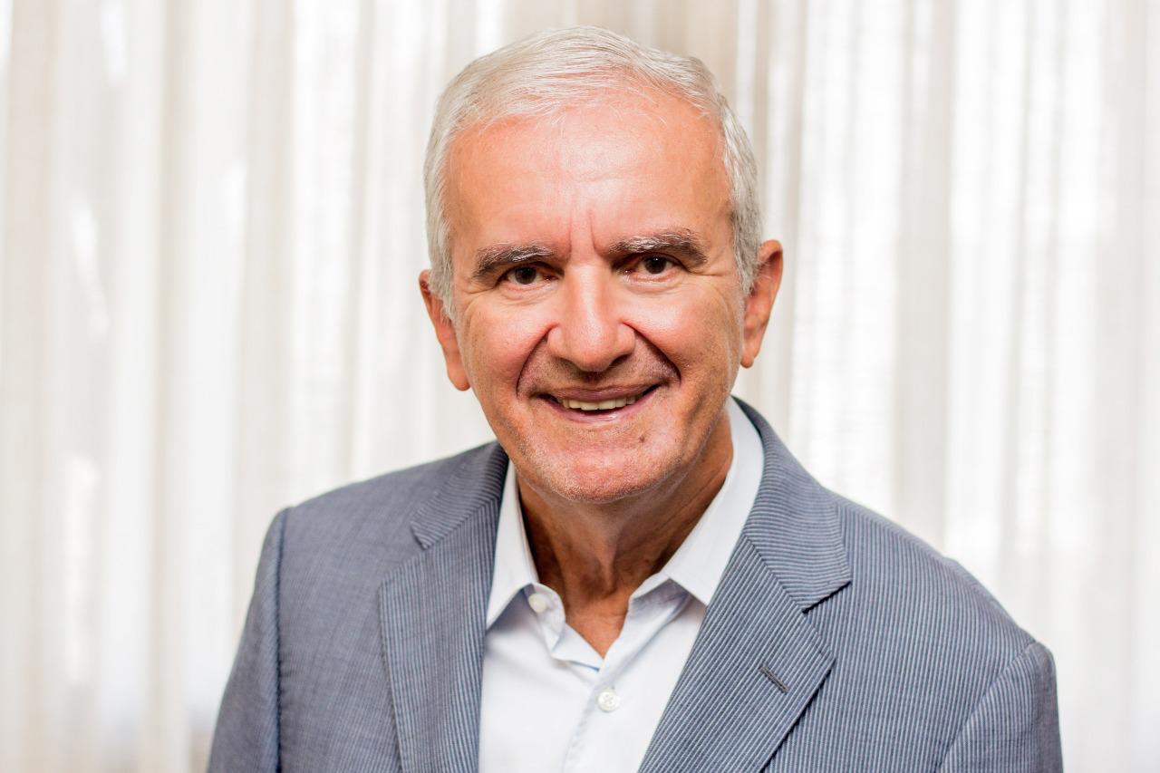 Delfin Gonzalez lança livro em Natal