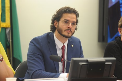 Namorado de Fátima Bernardes desiste da disputa pela prefeitura de Recife