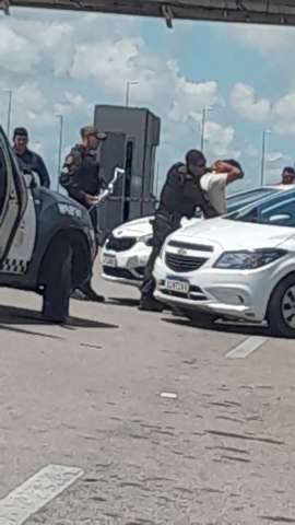 Motorista de aplicativo saca arma para colega após desentendimento no aeroporto