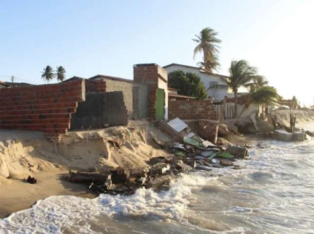 Ruas são invadidas por água do mar em cidade do RN