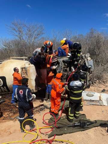 Bombeiros resgatam motorista de caminhão após tombar em Parelhas