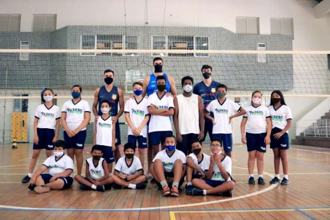 Atletas do time Funvic-Natal participam de ação social com alunos Sesc Cidadão