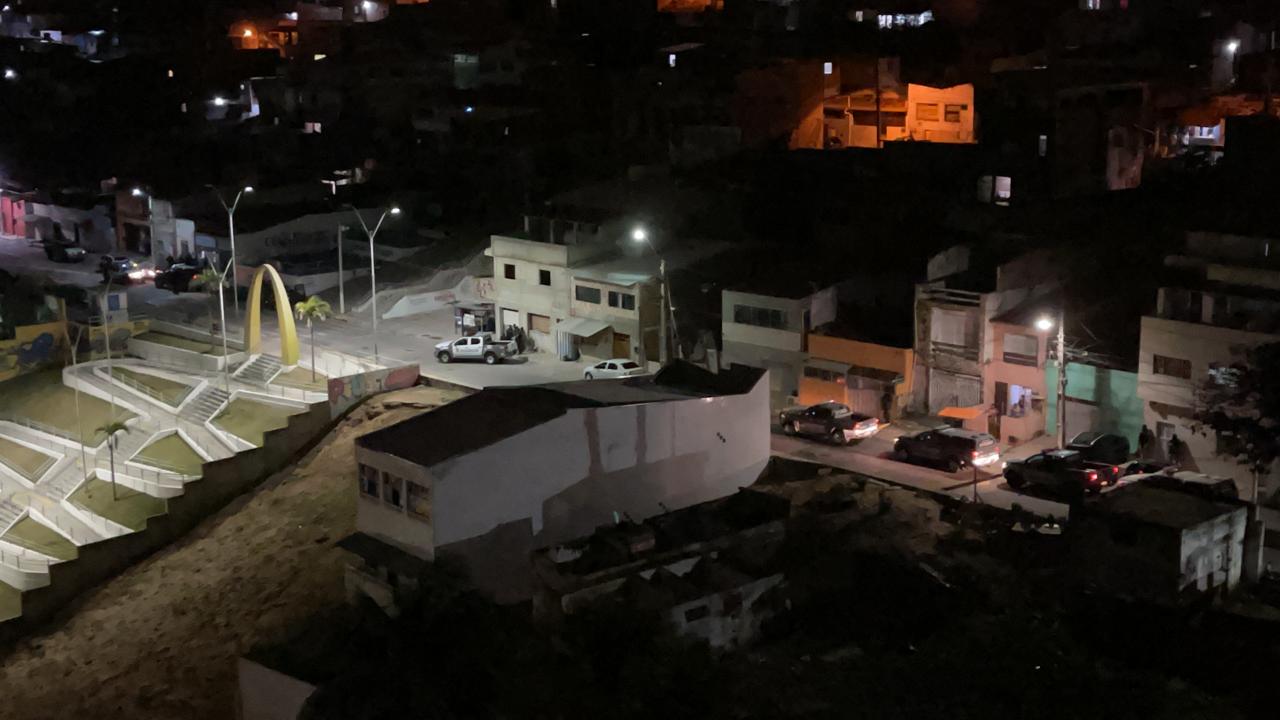 [VÍDEO] Guerra em Mãe Luiza: Intensa troca de tiros com bandidos baleados