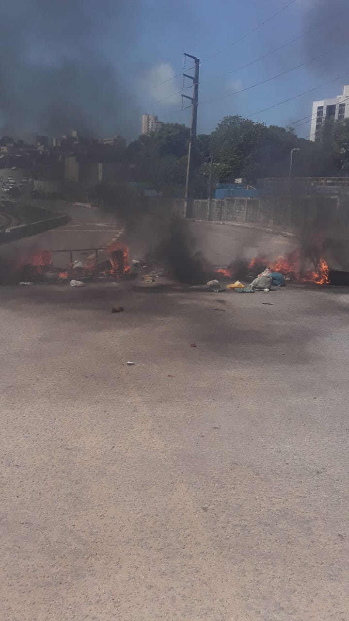 Mulher é baleada durante troca de tiros no Passo da Pátria e moradores fazem protesto na avenida do Contorno