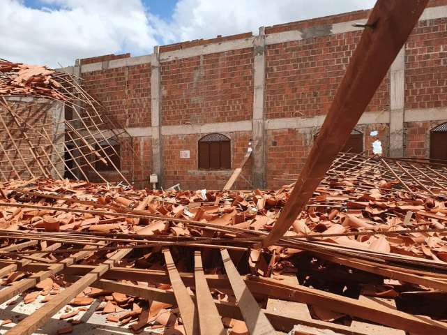 Teto de igreja desaba em Mossoró