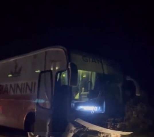Ônibus do cantor Giannini Alencar fica destruído após acidente no RN