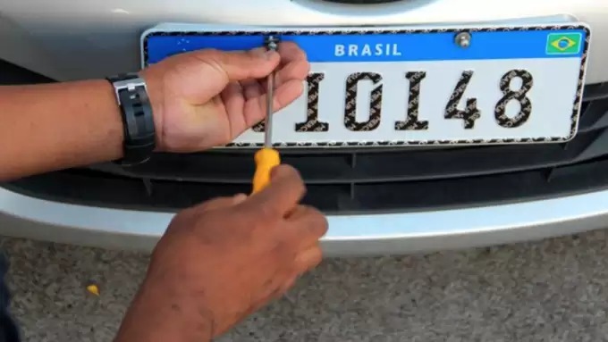 Senado quer placas de trânsito com dados de Estados e municípios