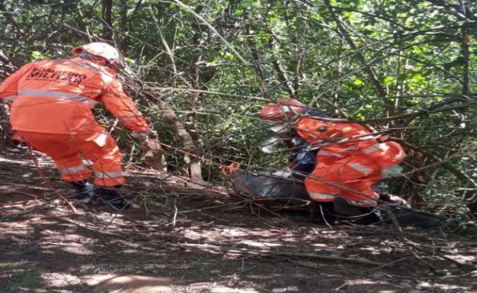 Homem é encontrado morto com sinais de tortura e marcas de tiros no pescoço em Petrópolis