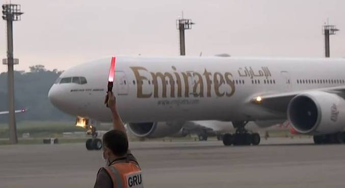 Avião com 2 milhões de doses de vacina da Índia chega ao Brasil