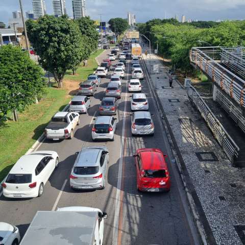 Sem fiscalização da STTU, motoristas invadem faixa para ciclistas na Roberto Freire