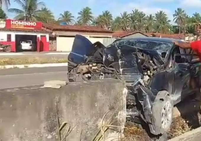 Duas pessoas morrem em acidente após carro bater em mureta central na BR-101