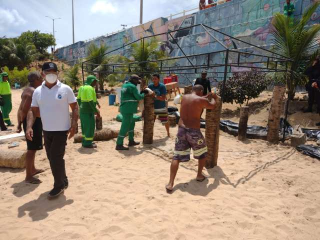 Prefeitura retira novas estruturas fixas na praia de Areia Preta