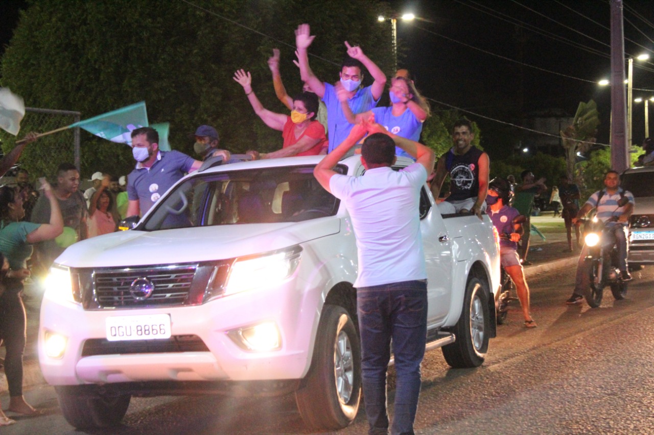 Joaz aparece em carreata mesmo com a PF batendo em sua porta