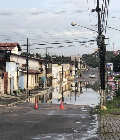 Avenida dos Xavantes alagada