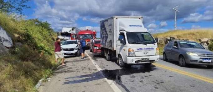 Um morto e cinco feridos em acidente envolvendo carros e caminhões na BR-304