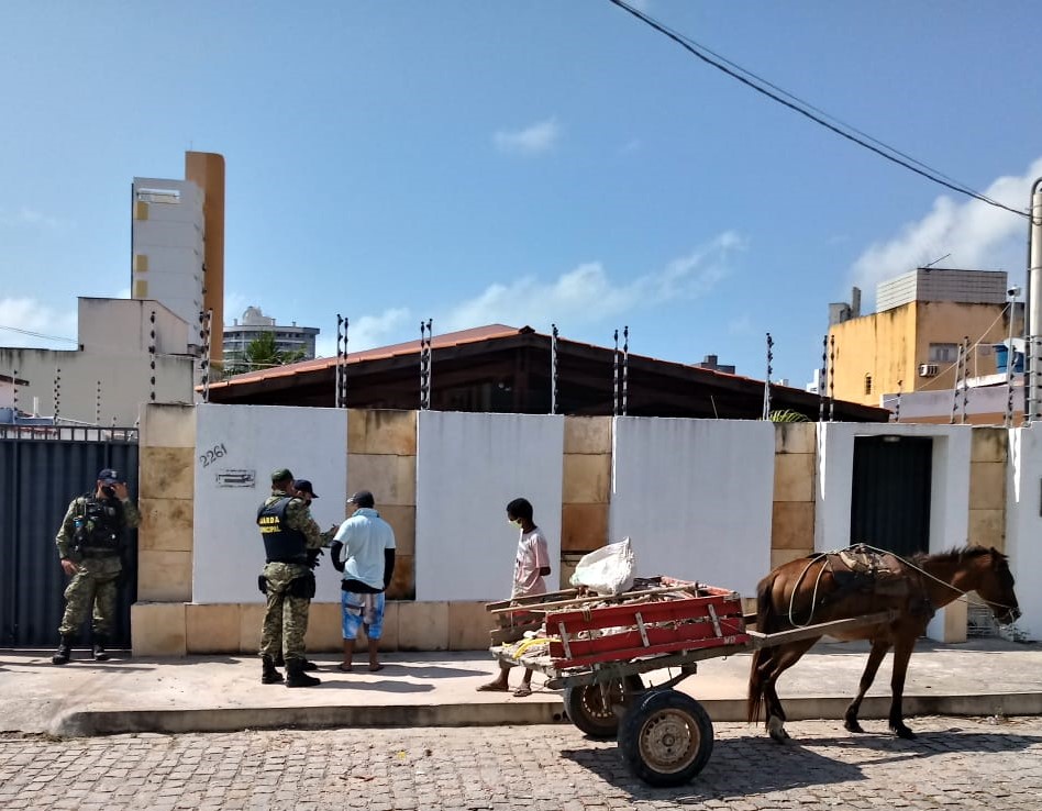 Guarda Municipal notifica homens por descarte irregular de resíduos de construção