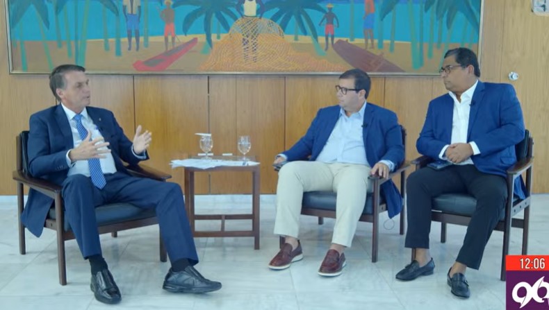 [VIDEO] Se liga: Bolsonaro está dando entrevista na 96 FM