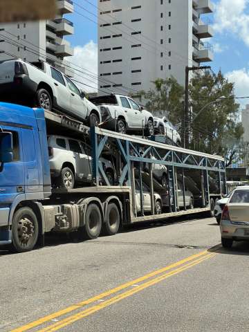 Carreta derruba fiação na Romualdo Galvão e deixa trânsito lento