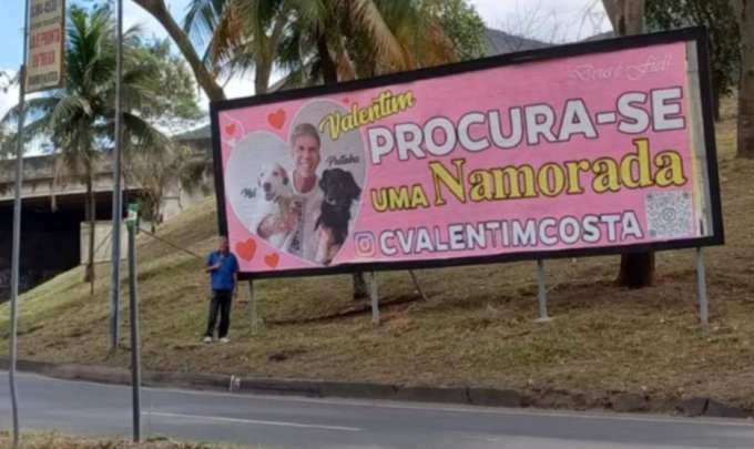 Viúvo gasta R$ 40 mil para espalhar 50 outdoors em busca de novo amor