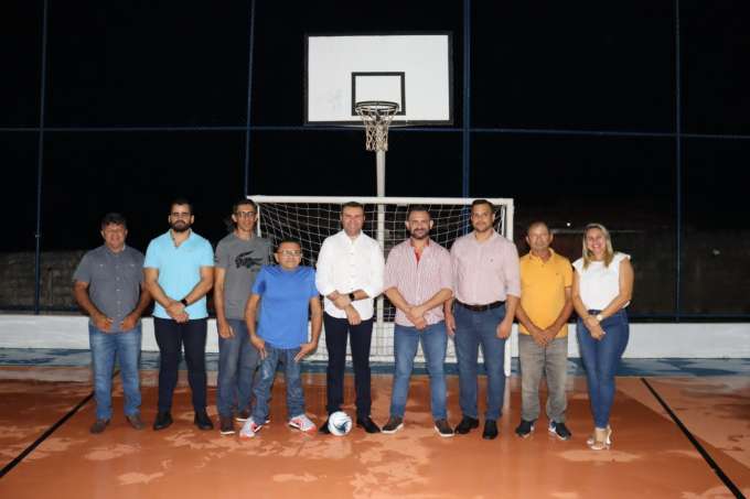 Prefeito Emídio entrega quadra poliesportiva totalmente reformada em Mata Verde