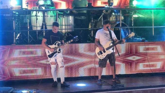 Domingo tem live do Dia dos Namorados com Banda Detroit