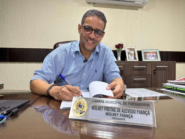 Presidente da Câmara de Parnamirim, Wolney França, assina contrato para aquisição de veículo que será destinado à Secretaria de Assistência Social do município 