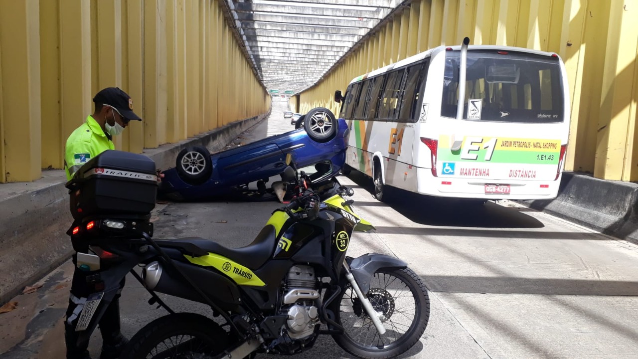 Capotamento em túnel de acesso a Jerônimo Câmara