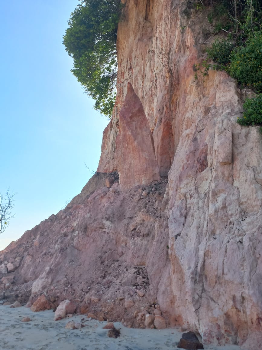 Mais uma parte da falésia desaba na Praia da Pipa