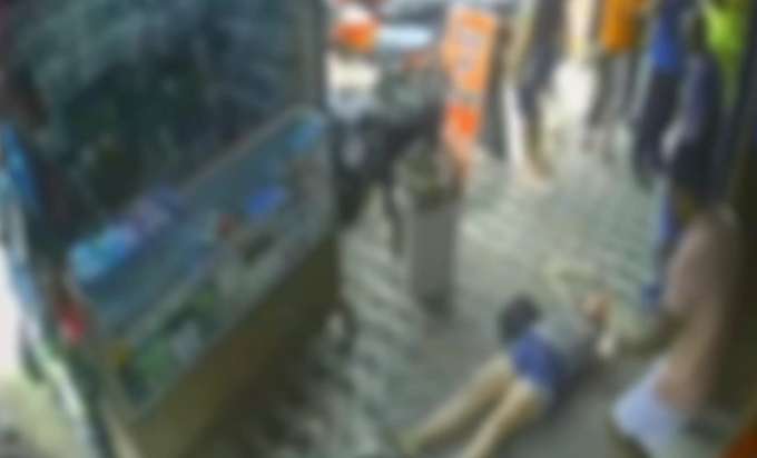 [VIDEO] Mulher leva soco na rua e cai desmaia no Alecrim; Homem é preso