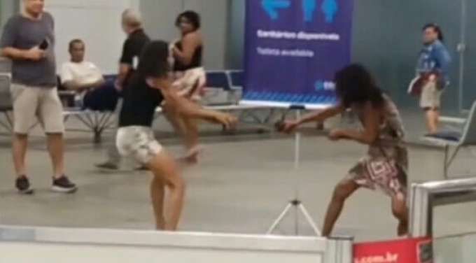 [VÍDEO] Mulheres se envolvem em briga no aeroporto