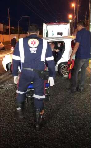 Motorista fica preso em carro após capotar na Avenida da Integração