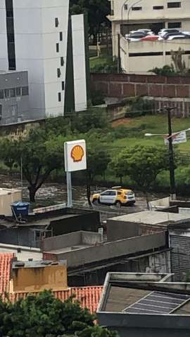 “Lagoa” da Jaguarari causa transtornos e carros voltam na contramão
